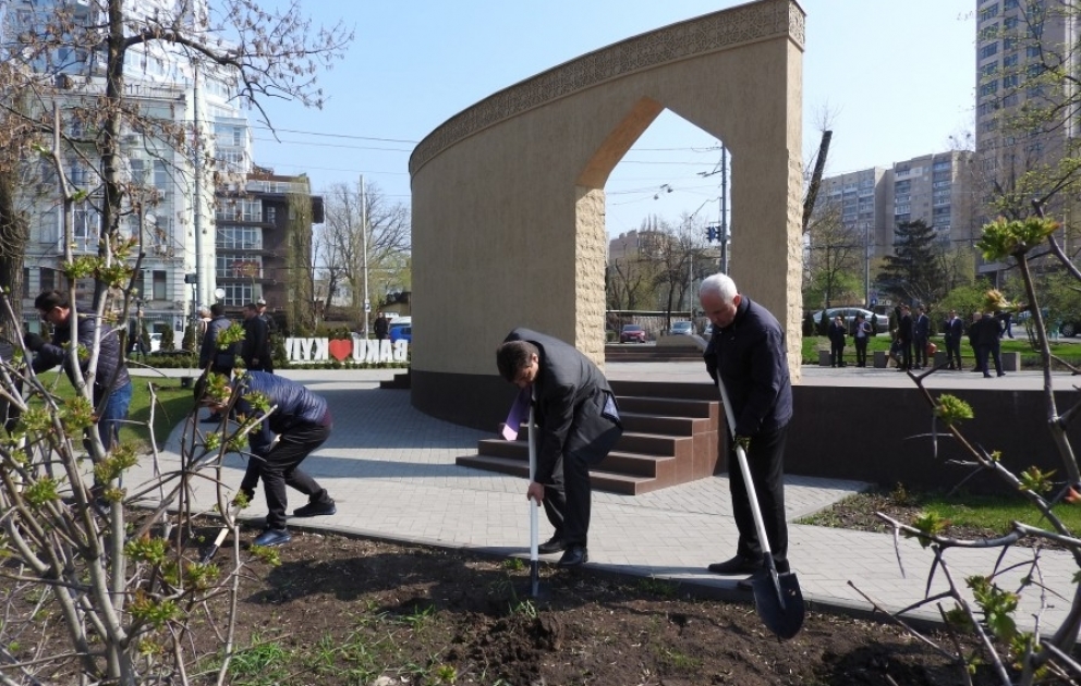 В Киеве прошла акция по посадке деревьев в связи с 100-летием азербайджанской дипломатии