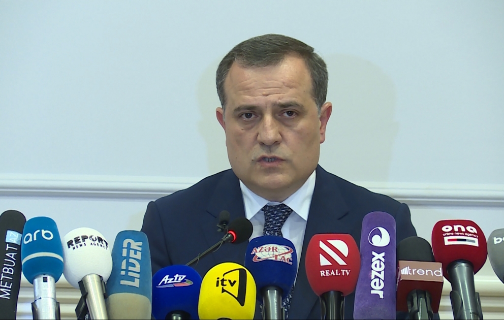 Təhsil naziri brifinq keçirib