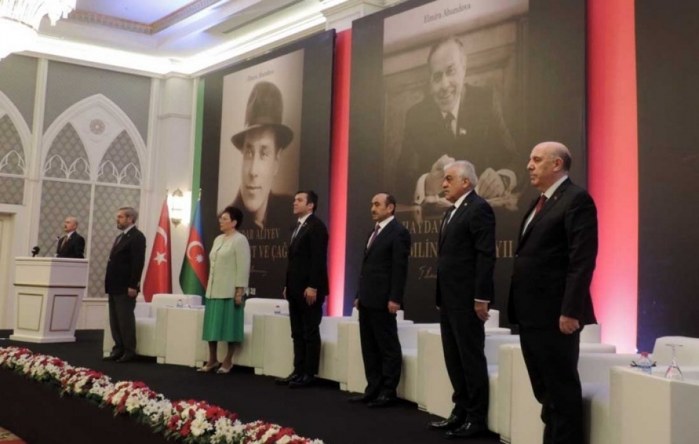 Xalq yazıçısı Elmira Axundovanın ulu öndər Heydər Əliyev haqqında üçcildliyinin Ankarada təqdimatı olub