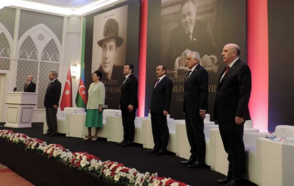 Dreibändiges Buch von Volksschriftstellerin Elmira Achundova großen Leader Heydar Aliyev in Ankara präsentiert