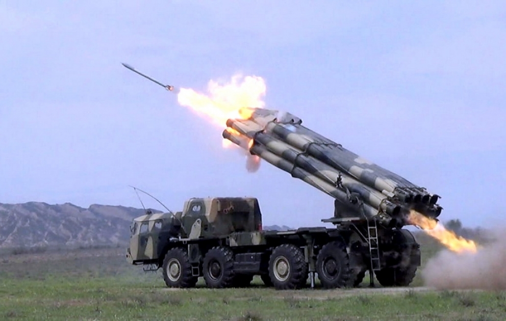 Raketen und Artillerieeinheiten führen Gefechtsübungen durch