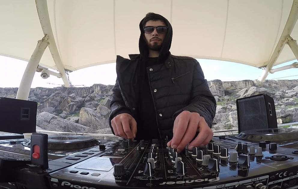Qobustan qayalıqlarında elektron musiqi