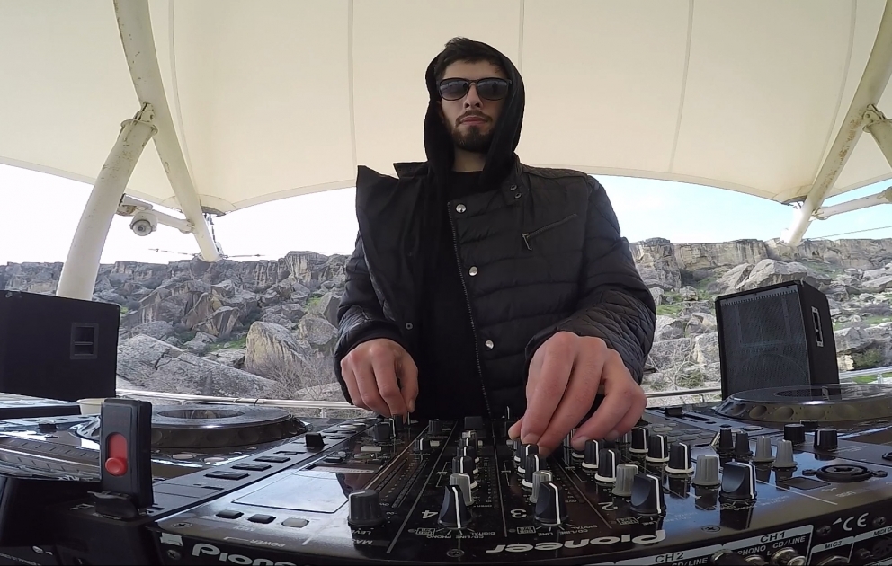 Elektronische Musik auf Gobustan Felsen