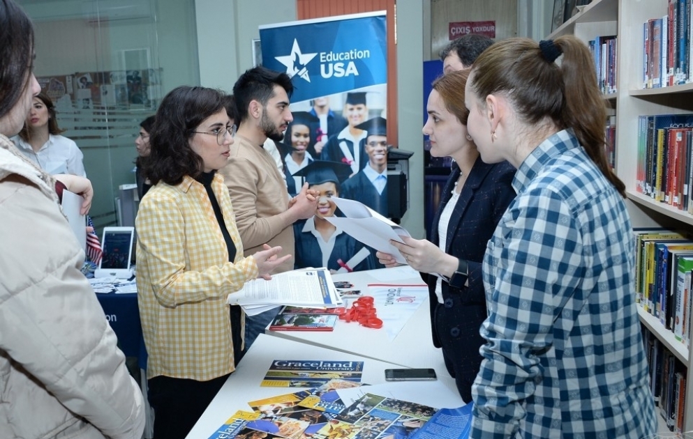 Amerikada təhsil almaq istəyən tələbələr üçün təhsil sərgisi keçirilib