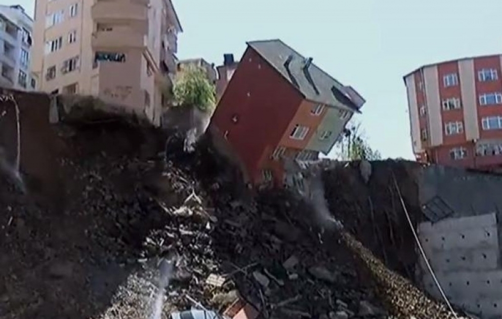 İstanbulun Kağıthane rayonunda bina çöküb