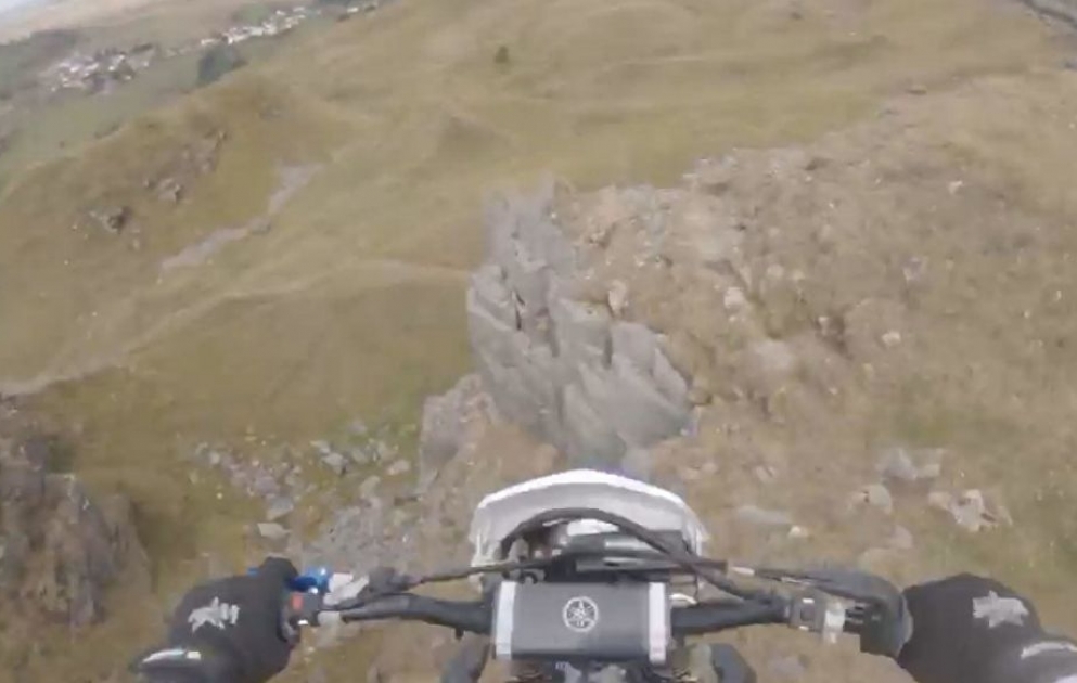 Motorradfahrer während einer Geländefahrt von 15 Meter hohen Felsen gestürzt und überlebt