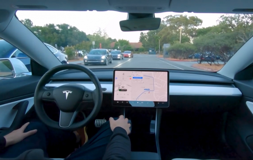 “Tesla” avtopilot sisteminin işini nümayiş etdirib