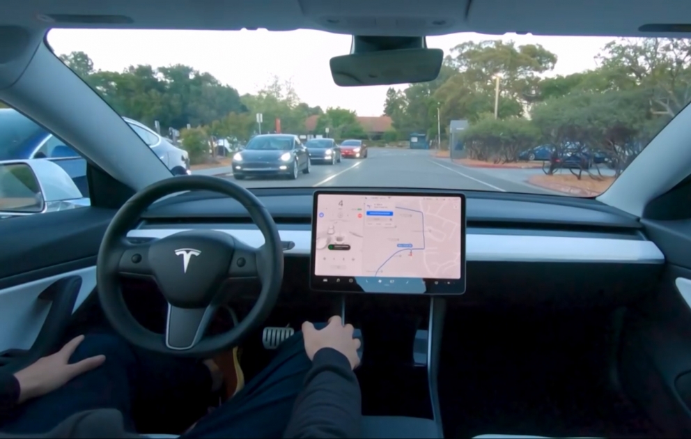 Tesla показала работу своего полноценного автопилота