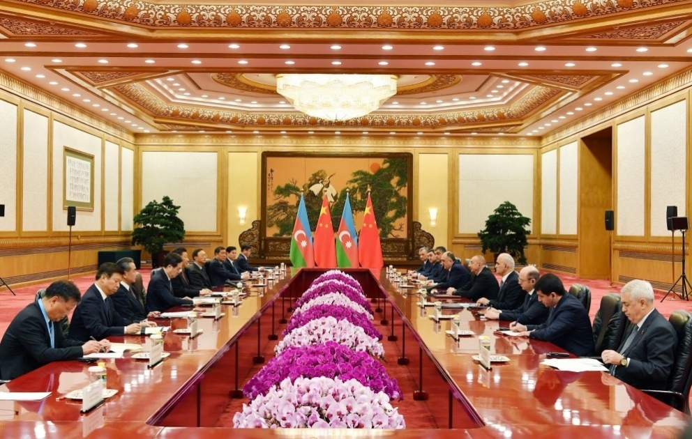 Präsident Ilham Aliyev trifft Chinas Staatschef Xi Jinping in Peking