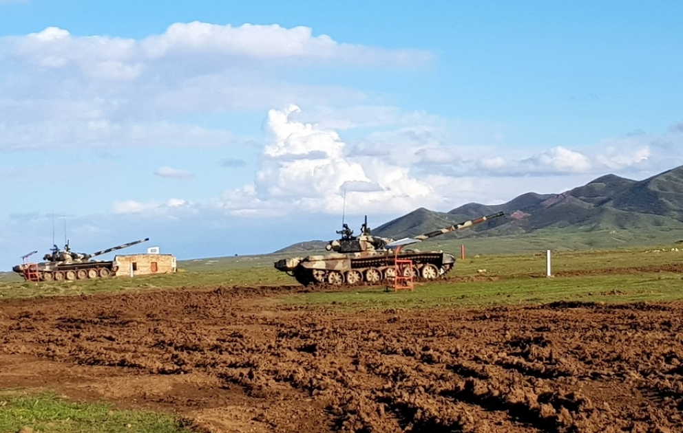 Müdafiə naziri ümumqoşun poliqonunda döyüş atışlı təlim məşqlərini izləyib