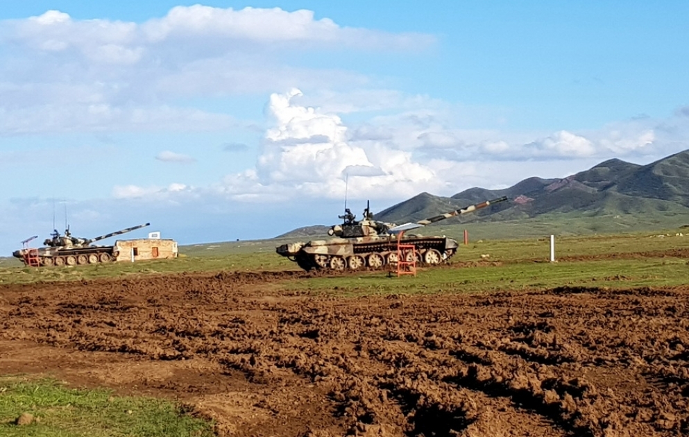 Министр обороны наблюдал за учебными тренировками с боевой стрельбой на общевойсковом полигоне