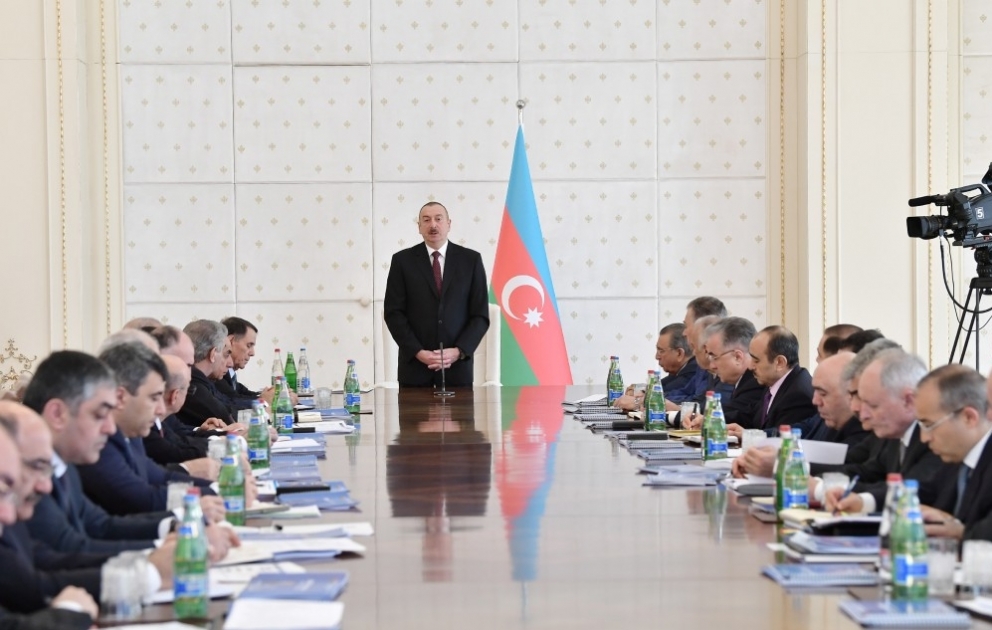 Sitzung unter Vorsitz von Präsident Ilham Aliyev im Kabinett der Minister