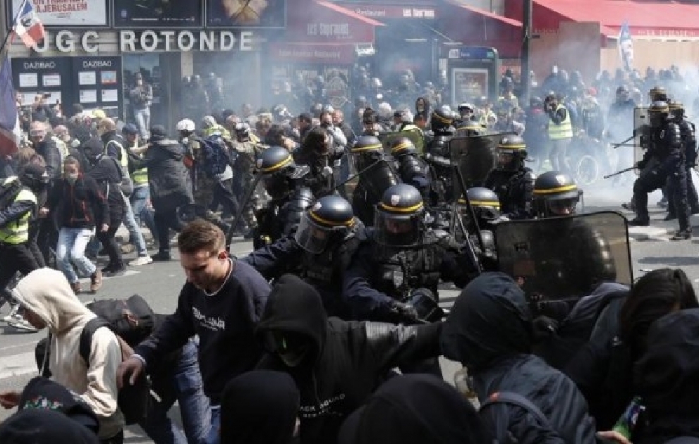 Parisdə polis və nümayişçilər arasında ilk qarşıdurma olub