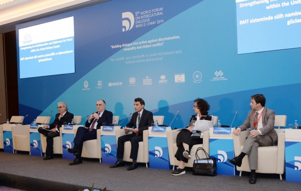 Forum çərçivəsində “Sülh naminə çoxtərəflilik və diplomatiya” mövzusunda sessiya təşkil edilib