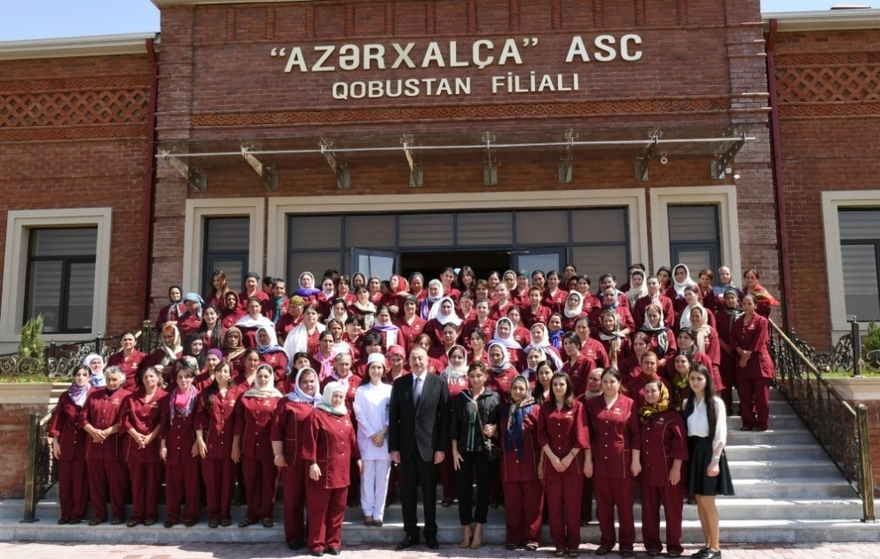 “Azərxalça” Açıq Səhmdar Cəmiyyətinin Qobustan filialının açılışı olub 
Prezident İlham Əliyev və birinci xanım Mehriban Əliyeva açılışda iştirak ediblər