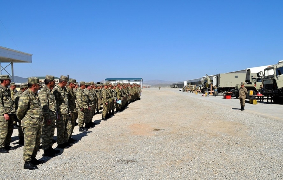 Übergang der Waffen und Militärtechniken von Wintersaison zum Sommersaison