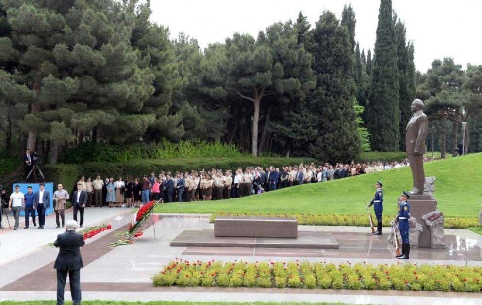 Azərbaycan xalqı ulu öndər Heydər Əliyevin xatirəsini yad edir
