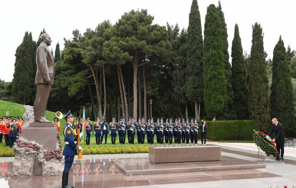 President Ilham Aliyev visited grave of national leader Heydar Aliyev