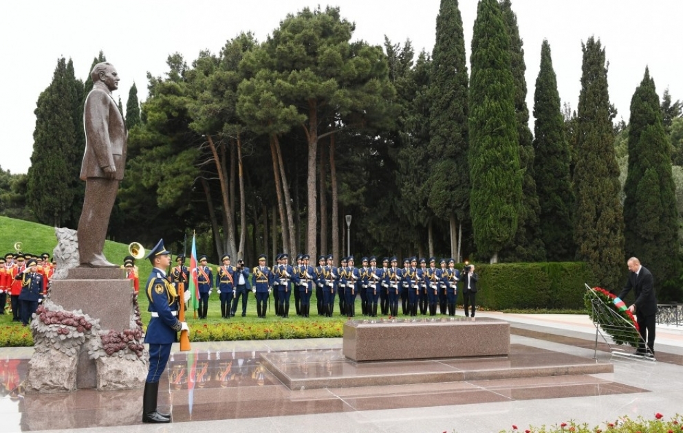Le président Ilham Aliyev s’est recueilli devant la tombe du leader national Heydar Aliyev