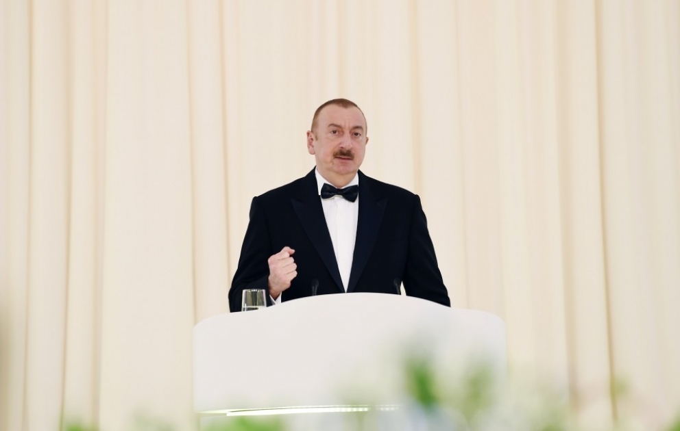 Ümummilli lider Heydər Əliyevin anadan olmasının 96-cı ildönümünə və Heydər Əliyev Fondunun yaradılmasının 15 illiyinə həsr olunmuş təntənəli mərasim keçirilib 
Azərbaycan Prezidenti İlham Əliyev və birinci xanım Mehriban Əliyeva mərasimdə iştirak ediblər