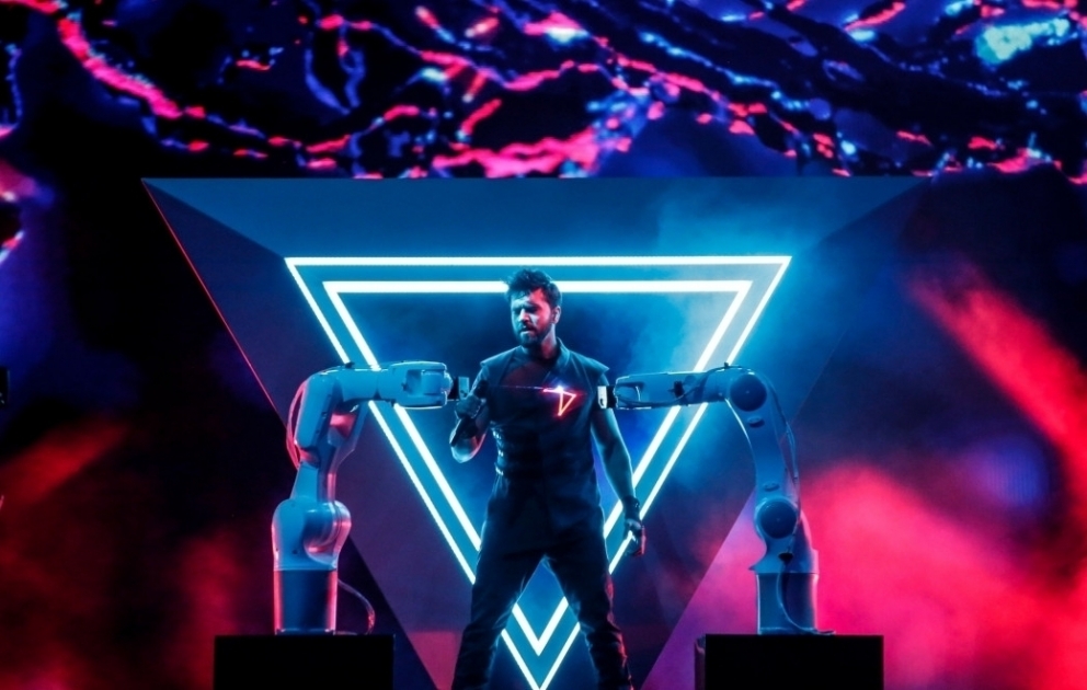 Çingizin Eurovision səhnəsində ikinci məşqi - Robotlar, ürək, siluet