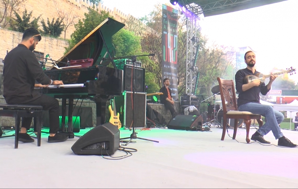 Azərbaycan tarı Kiyevdə etno-caz festivalında
