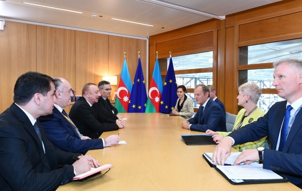 Le président Ilham Aliyev rencontre le président du Conseil européen Donald Tusk à Bruxelles
