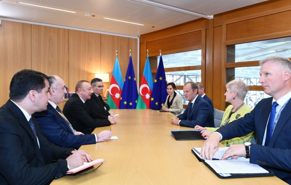 Präsident Ilham Aliyev trifft mit EU-Ratspräsident Donald Tusk zusammen