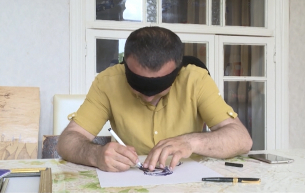 Gözü bağlı portret çəkən rəssam