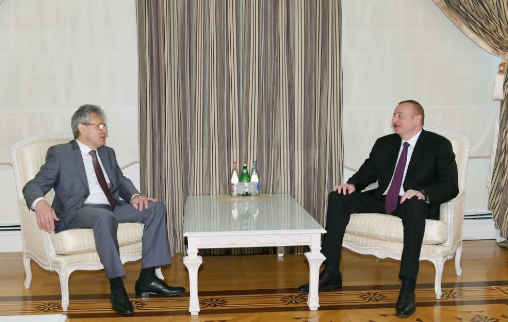 Le président Ilham Aliyev a reçu la délégation conduite par le président de l’Académie des sciences de Russie