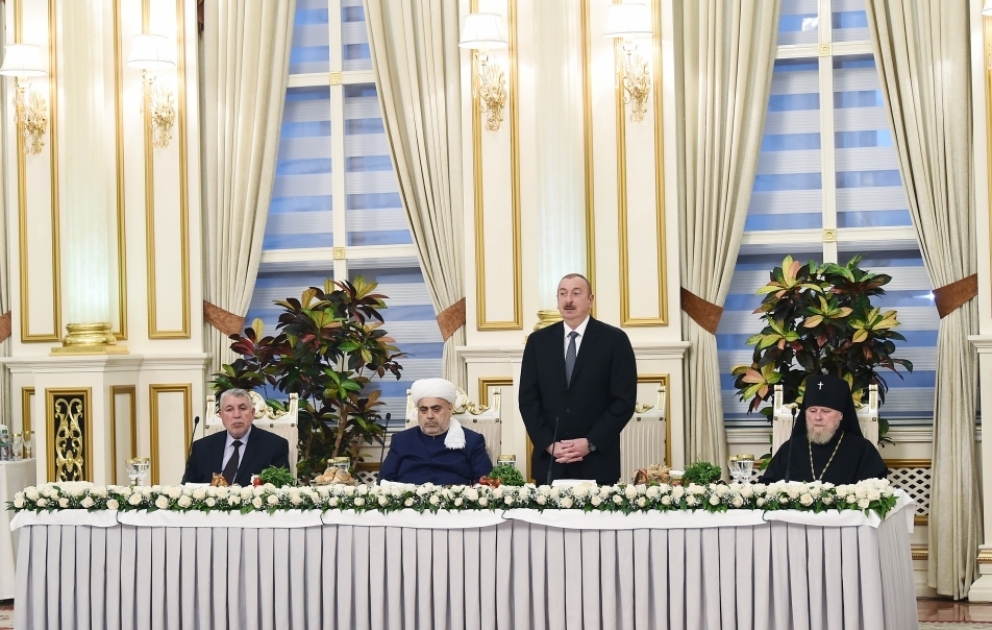 Präsident Ilham Aliyev nimmt Iftar-Zeremonie teil
