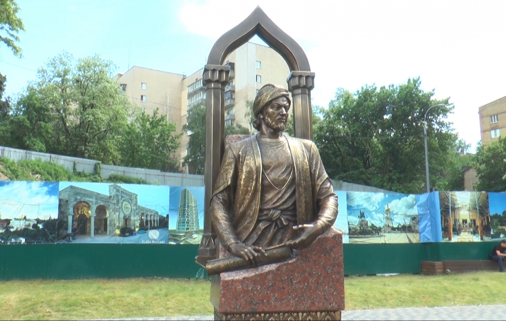 Kiyevdə Nəsiminin heykəlinin açılışı olub