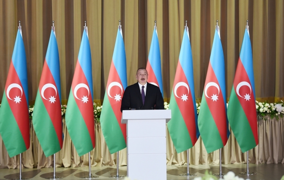 Präsident Ilham Aliyev nimmt am offiziellen Empfang zum Tag der Republik teil