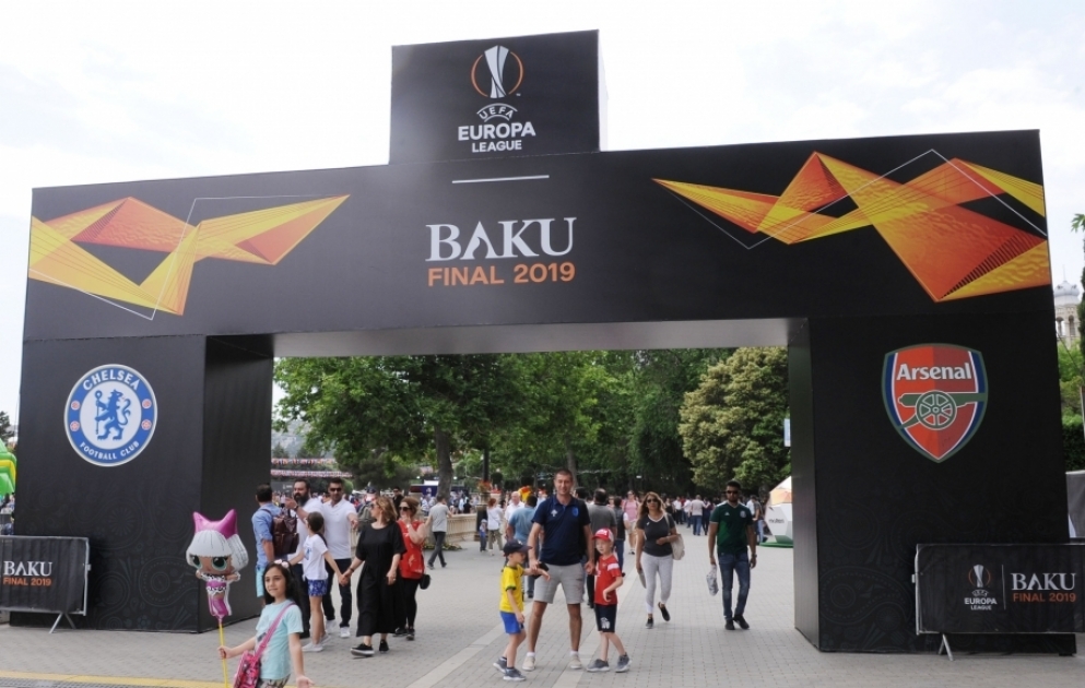 Fan-Festival besuchte, das am Vorabend des Endspiel der UEFA Champions League am 29. Mai in Baku am Strande des Kaspischen Meeres veranstaltet wird