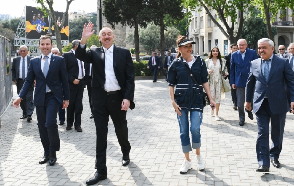Prezident İlham Əliyev Dənizkənarı Milli Parkda gəzintiyə çıxıb
