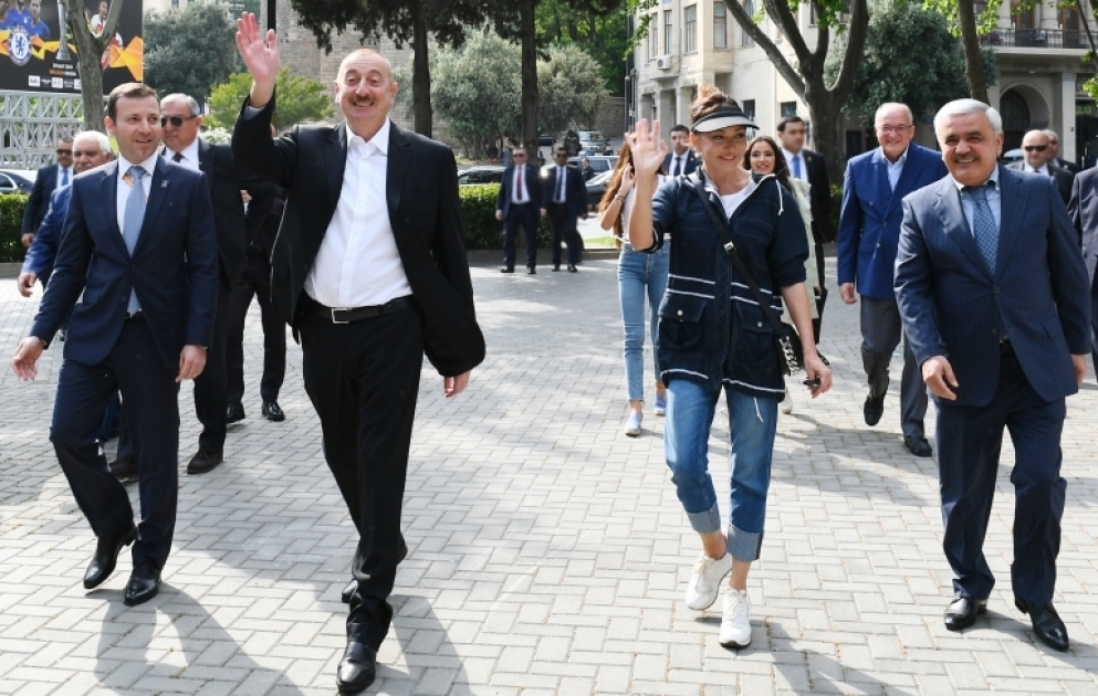 Präsident Ilham Aliyev promeniert durch Küsten-Nationalpark