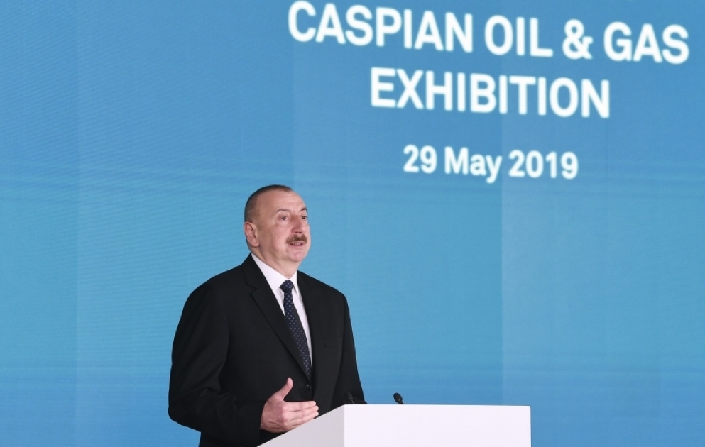 Präsident Ilham Aliyev besichtigt Fachmesse und Konferenz für Öl und Gas