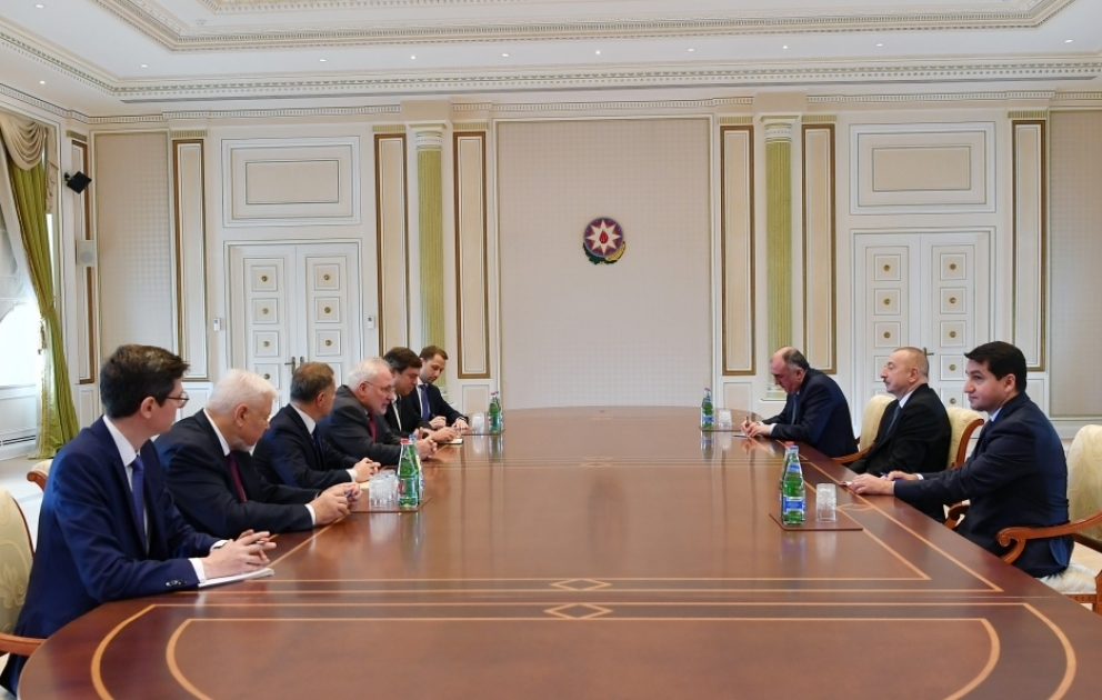 Präsident Ilham Aliyev empfängt Ko-Vorsitzenden der OSZE Minsk-Gruppe zum Gespräch