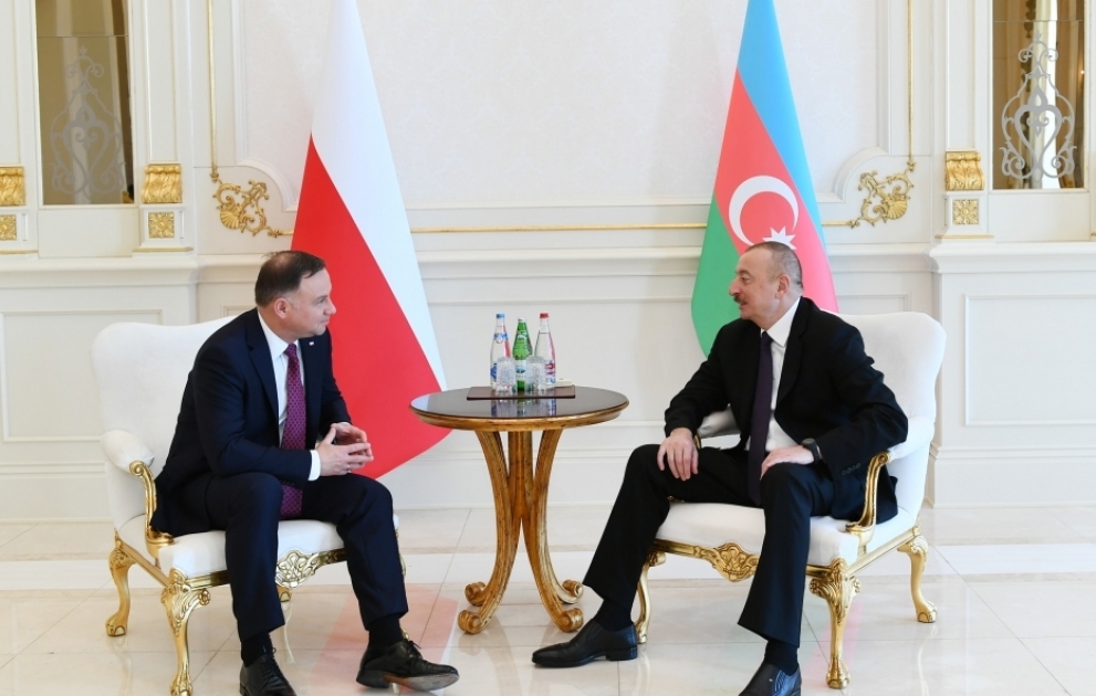 Präsident Ilham Aliyev trifft sich mit Präsident Andrzej Duda zu Vieraugengespräch