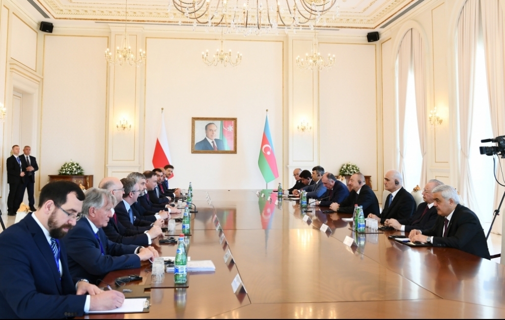 Präsident Ilham Aliyev und Präsident Andrzej Duda treffen sich zu Gesprächen in erweitertem Kreis
