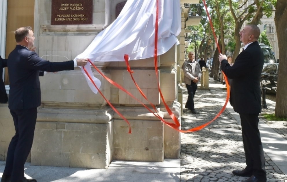 Inauguration des plaques commémoratives en l’honneur des architectes polonais à Bakou 
Les présidents azerbaïdjanais et polonais participent