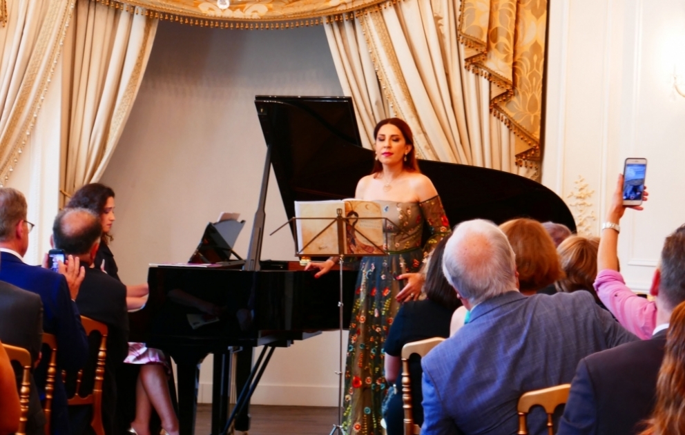 Parisdə Azərbaycan qadınına səsvermə hüququnun verilməsinin 100 illiyinə həsr edilmiş konsert olub