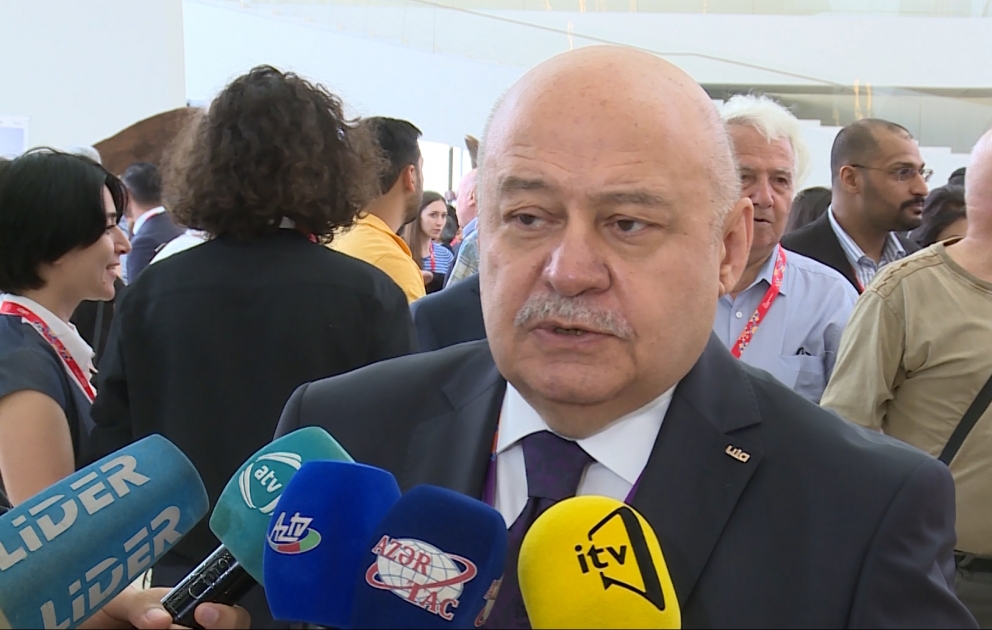 Bu sərgidə Ermənistan tərəfindən işğal edilən ərazilərimizdə dağıntılara məruz qalan tarixi abidələrimizin fotoları da yer alıb