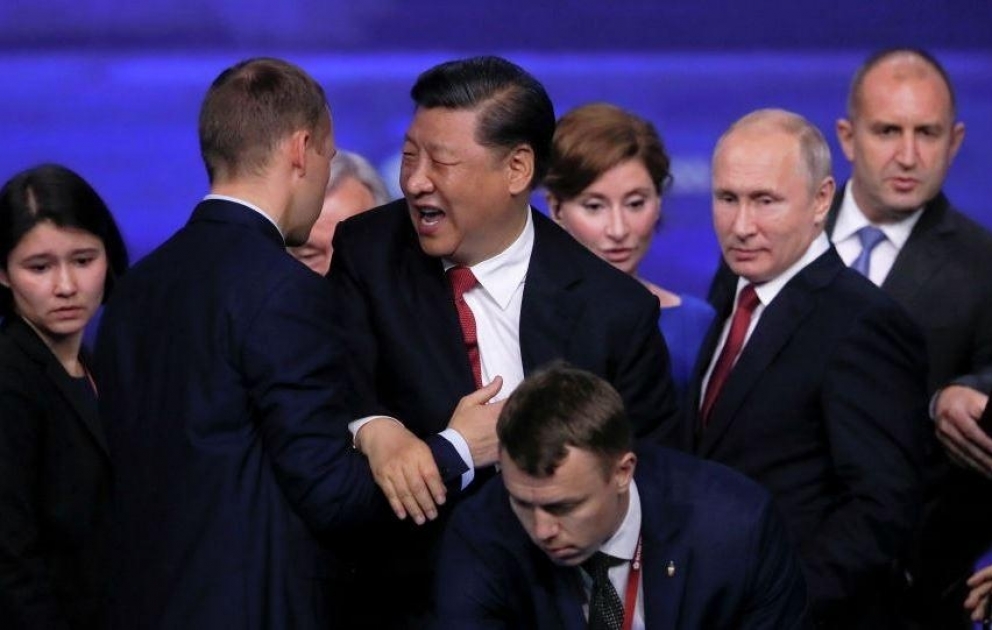 Çin prezidentini yıxılmaqdan Putinin mühafizəçisi qurtardı