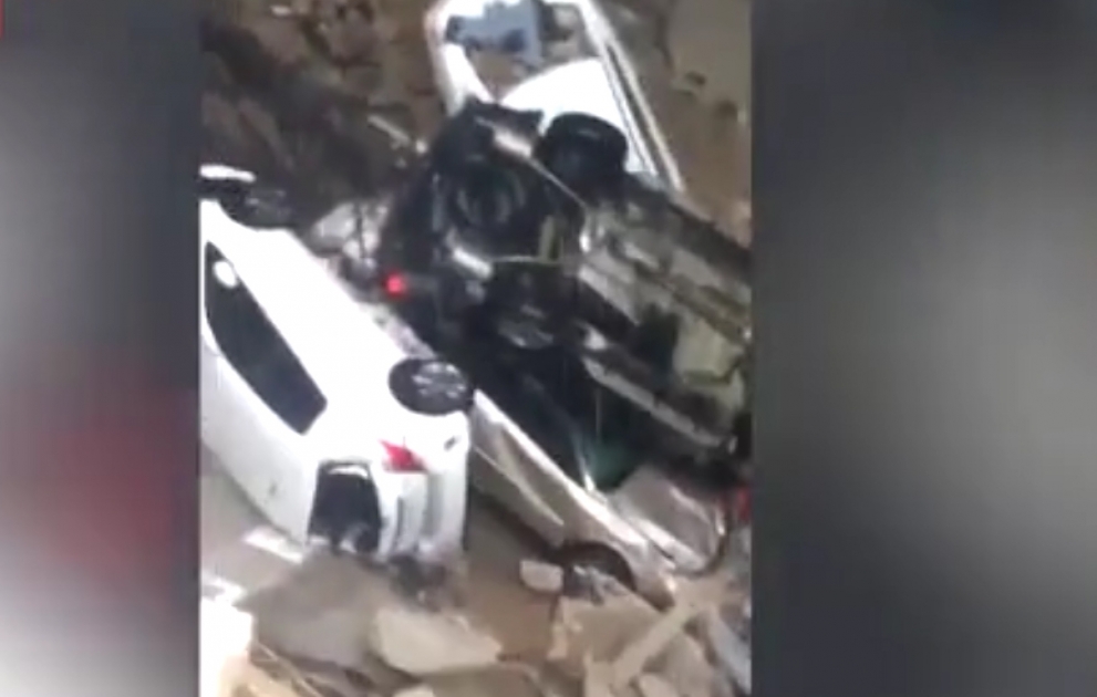 Dallasda tikinti kranı binanın üzərinə aşdı