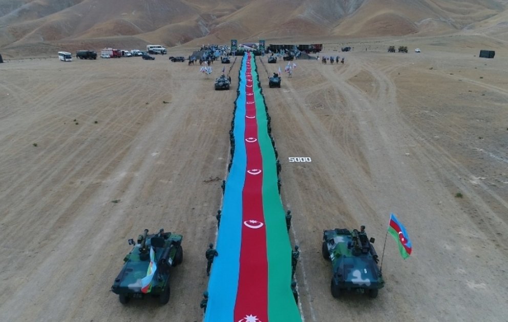 5 km-dən uzun dövlət bayrağı ilə sərhədçi yürüşü