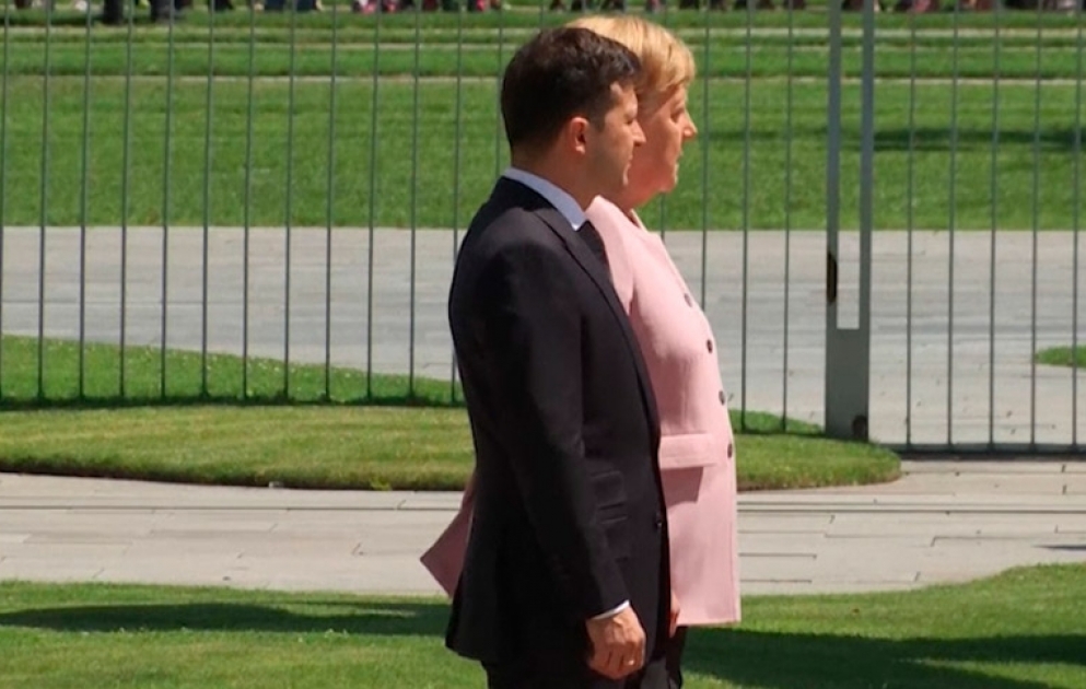 Angela Merkel Vladimir Zelenski ilə görüşündə özünü pis hiss etdi
