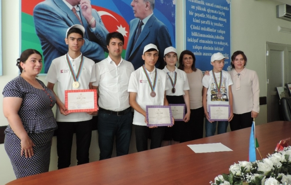Respublika fənn olimpiadalarının qalibi olan xaçmazlı məktəblilər mükafatlandırılıb