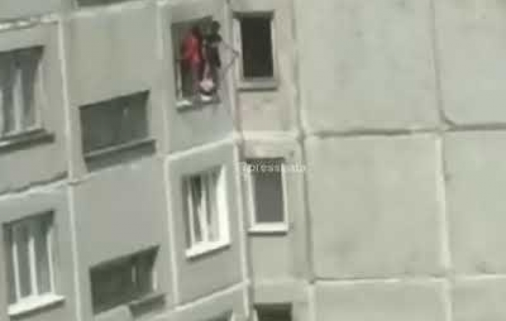 Спасавшиеся от пожара дети повисли на карнизе 8 этажа