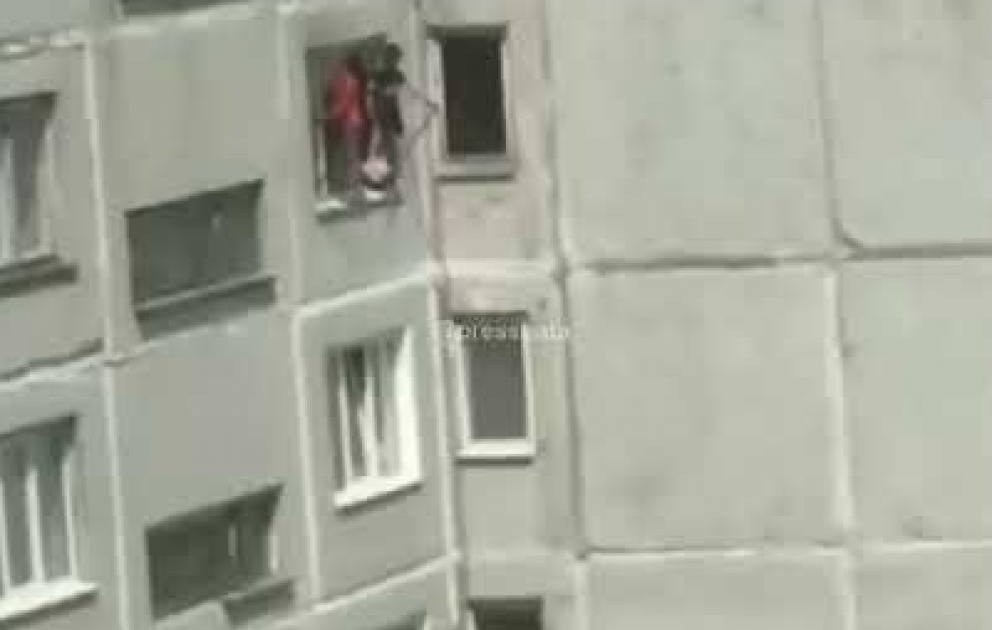Yanğından qaçan uşaqlar 8-ci mərtəbənin pəncərəsindən asılı qaldılar - Omskda